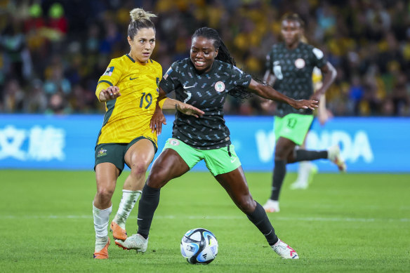 Nigeria’s Tori Payne, right, tussles for the ball with Australia’s Katrina Gorry.