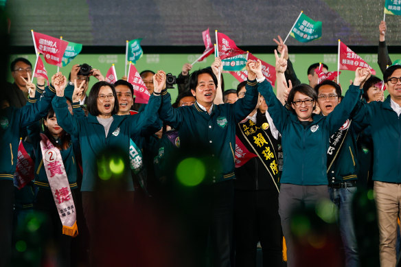 Lai Ching-te (centre) campaigns for the Democratic Progressive Party earlier this month.