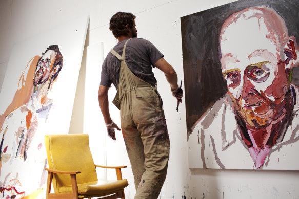 Ben Quilty criando suas obras de arte no Afeganistão, onde era um artista oficial de guerra.