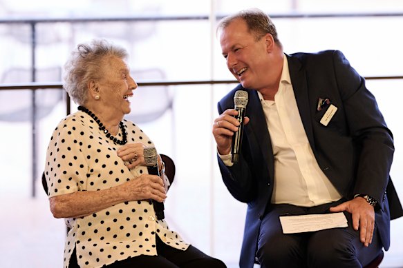 Wendy Miles, filha do cofundador da Qantas, Sir Wilmot Hudson Fysh, lembra-se de ter feito a rota aos 17 anos para Bas Bosschieter.