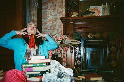 On her new album, indie darling Mitski finds comfort (and occasional horror) in the great indoors.