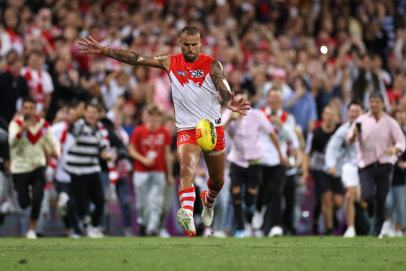 Lance Franklin kicks his 1000th goal during the match between the Swans and Geelong at the SCG. 