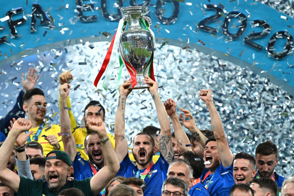 Italy celebrate after winning Euro 2020 in a penalty shootout.