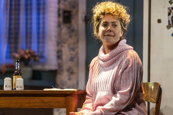 Natalie Bassingthwaighte stars as Shirley Valentine at the Athenaeum.