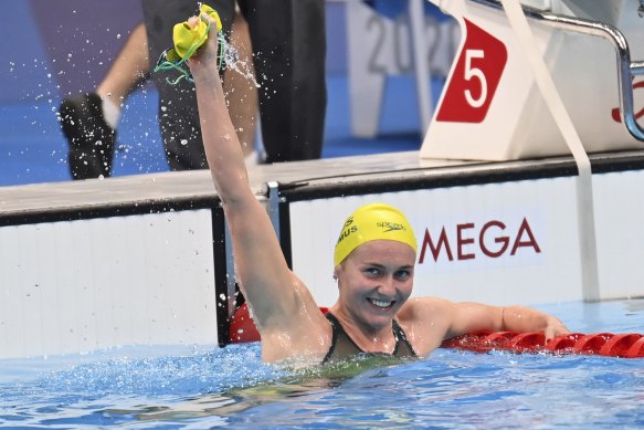 Ariarne Titmus celebrates after her 400-metre freestyle final win.