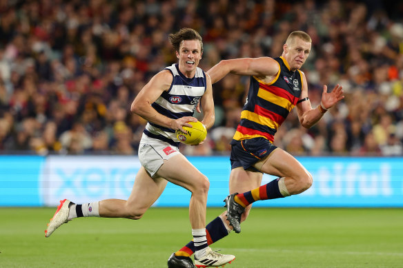 Max Holmes of the Cats and Reilly O’Brien of the Crows.