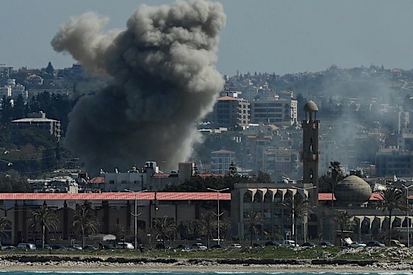 O primeiro de dois ataques aéreos israelenses no bairro de Aabbassyieh, na cidade de Tiro, no Líbano, em 10 de março.