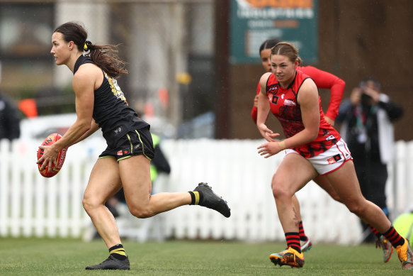 Eilish Sheerin looks to kick for the Tigers.