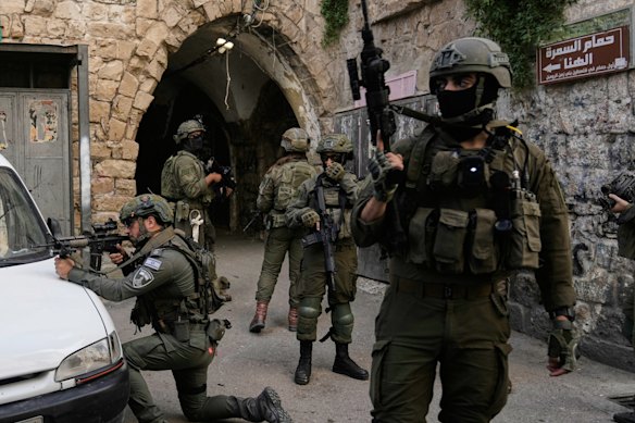 I soldati dell'IDF hanno preso posizione durante un raid dell'esercito nella città di Nablus, in Cisgiordania, il mese scorso. Ci sono avvertimenti che le forze israeliane si stanno riducendo troppo. 