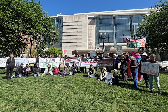Una protesta contro la conferenza Data Center World a Washington.