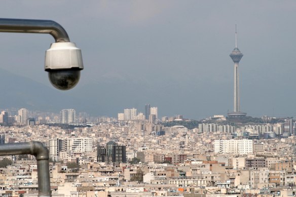 Il Mossad ha violato le telecamere di sorveglianza di Teheran per tracciare i movimenti di Khamenei e delle sue guardie del corpo. 