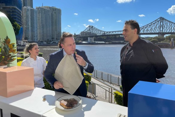 Lord mayor Adrian Schrinner samples a plate with Rico Bar and Dining head chef Lorraine Barradas and Walter’s Steakhouse head chef Gert Pretorius.