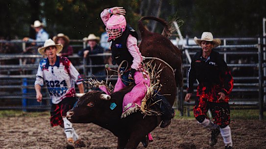 Bella Brinner, 12 anos, competindo no Woodford Rodeo.