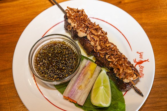 Grilled 𝄒roo skewer with roasted cashew, betel leaf, pickles and “crack sauce”. 