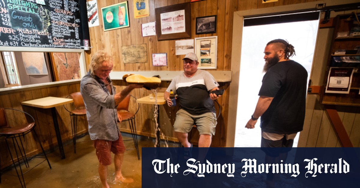 ‘The pub’s underwater’: Drought-breaking flood doesn’t stop beer flowing in Windorah - The Sydney Morning Herald