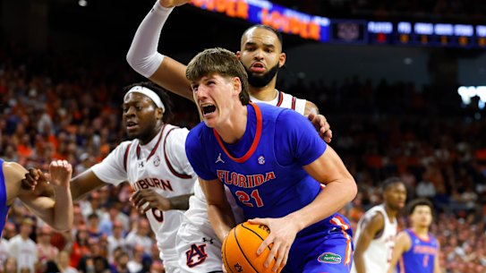 Alex Condon of the Florida Gators battles with Johni Broome of the Auburn Tigers.