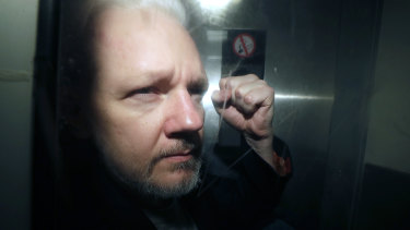 WikiLeaks'in kurucusu Julian Assange, 2019'da mahkemeden çıkarıldı.