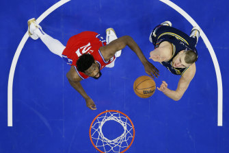 ジャイアンツ衝突：デンバーのNikola Jokic（右）がフィラデルフィアのJoel Embiidと対決します。