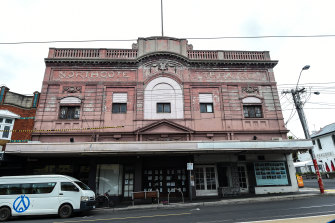 The original facade of the Northcote Theatre is notable as an early example of what became a typical
frontage for cinemas.
