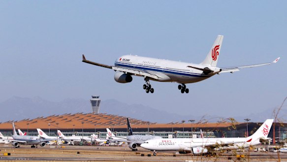 More than 20 universities in the UK have joined together to charter flights for Chinese students to Britain.