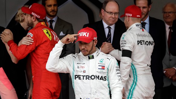Lewis Hamilton pointed to his hat to tribute Niki Lauda after he won.