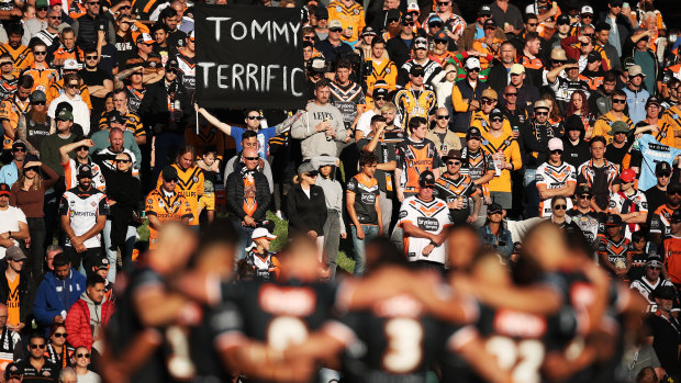 Players and spectators pay respect during a minute’s silence for the late Tommy Raudonikis at Leichhardt Oval.