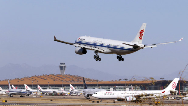 More than 20 universities in the UK have joined together to charter flights for Chinese students to Britain.