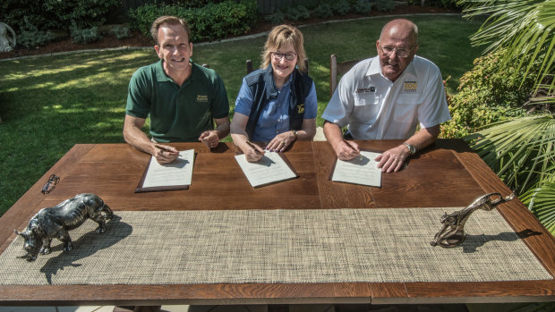 Signing the memorandum, (from left) Mandai Park Holdings Group CEO Mike Barclay, Wellington Zoo Trust CEO Karen Fifield and National Zoo &amp; Aquarium director Richard Tindale