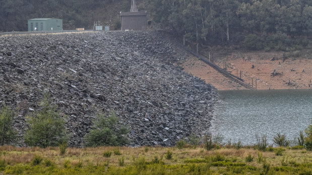 The embankment of the Upper Yarra Dam needs to be repaired as it presents an intolerable flood risk. 