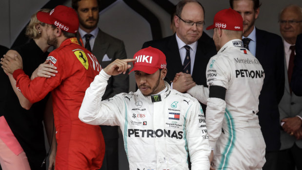 Lewis Hamilton pointed to his hat to tribute Niki Lauda after he won.