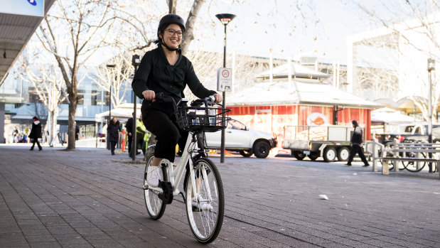 Reporter Han Nguyen tries out bike sharing service, Airbike, currently on a six-month trail in Canberra.