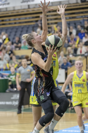 Finding her range: Bec Cole top-scored for Dandenong with 20 points against Bendigo on Sunday. 