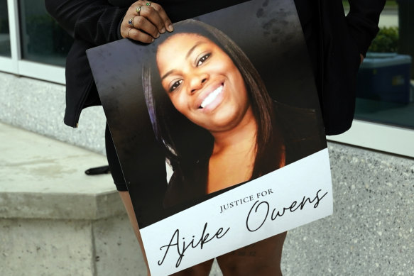 Florida'daki Marion County Adliyesinde bir protestocunun elinde Ajike Owens'ın posteri.