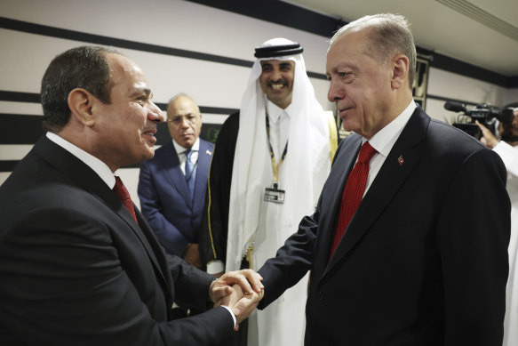 Türkiye Cumhurbaşkanı Recep Tayyip Erdoğan, Katar'ın Doha kentinde düzenlenen 2022 Dünya Kupası açılış töreninde Mısır Cumhurbaşkanı Abdülfettah el-Sisi ile el sıkışırken sağda.