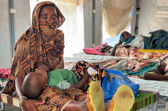 Pacientes infectados com cólera são tratados em um campo de refugiados em Tawila, no Sudão Ocidental, no mês passado.