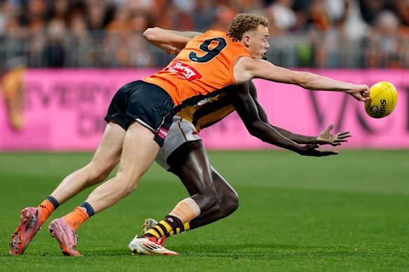 Ryan Angwin of the Giants spoils a mark in last year’s elimination final.