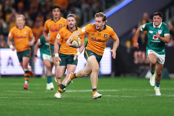 Wallaby Max Jorgensen em um vôo para a Irlanda em Sydney. 