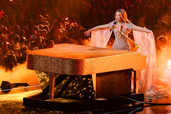 A piano intermezzo played in fortissimo … Delta Goodrem at the piano on the Eurovision stage.