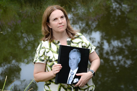 Melissa’s father, Ziggy, passed away from mesothelioma last year following asbestos exposure at the ABC in Melbourne. 