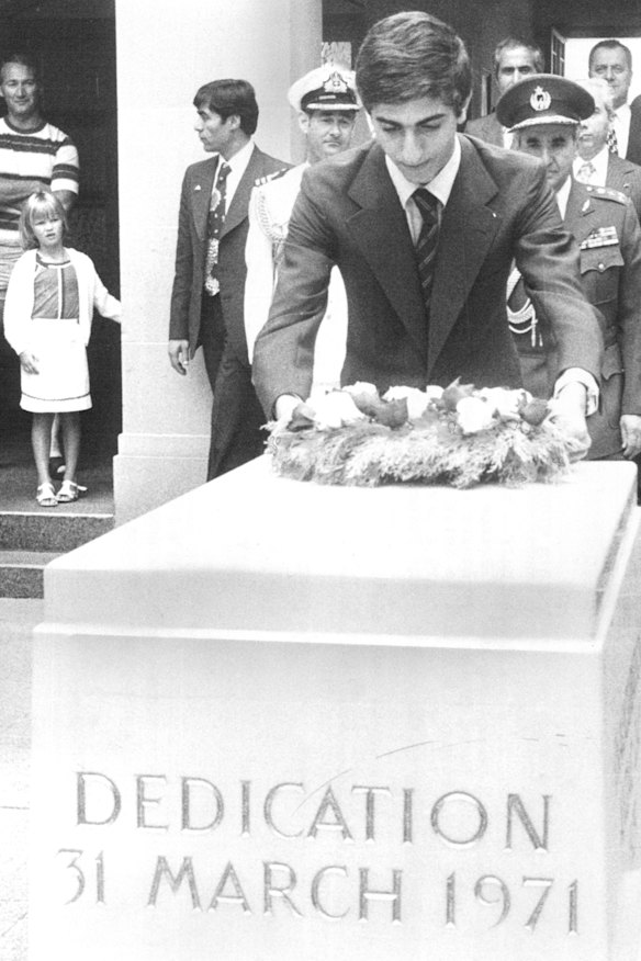 O príncipe herdeiro do Irã, príncipe Reza Pahlavi, deposita uma coroa de flores no Memorial de Guerra Australiano.