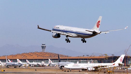 More than 20 universities in the UK have joined together to charter flights for Chinese students to Britain.