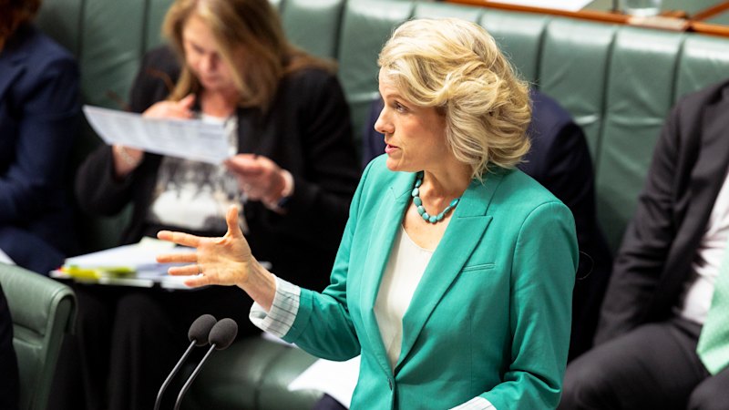 O'Neil kritiziral agencijo, medtem ko Laboristi želijo ohraniti preiskavo o stanovanjih skrivno