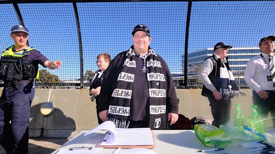 Collingwood member David Hatley has begun taking signatures in order to spill the Magpies board.