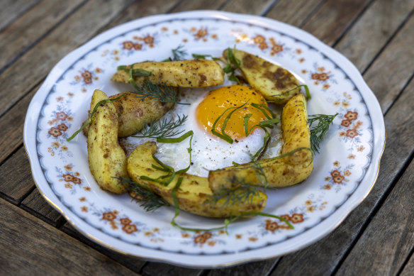  Fried duck egg with potatoes. 