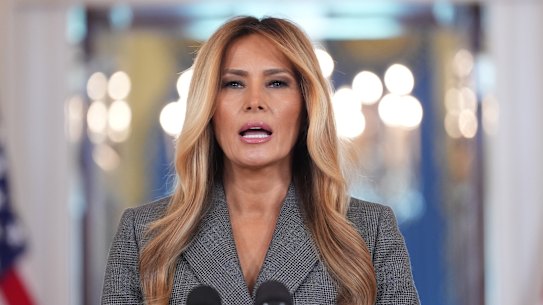 Melania Trump ha rilasciato una rara dichiarazione pubblica dal grande atrio della Casa Bianca.