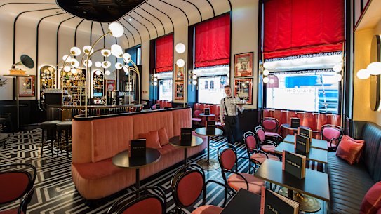 Hotel Sacher… a perfect cake-eating venue and home to the Sachertorte.