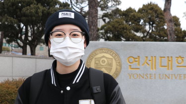 “最緊迫的競選問題是性別”：週二，20 歲的學生 Cho Min-jin 在延世大學外面。