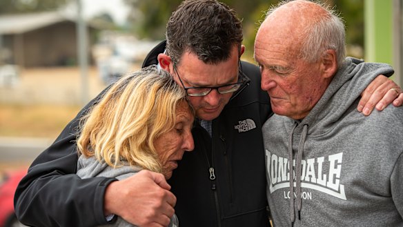 Premier Daniel Andrews speaks to Jilly Brown and husband Mel, who lost their 120 year old Sarsfeild Home and Accommodation business