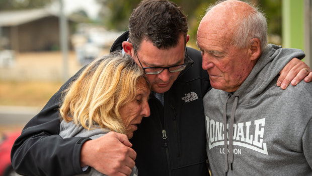 Premier Daniel Andrews speaks to Jilly Brown and husband Mel, who lost their 120 year old Sarsfeild Home and Accommodation business