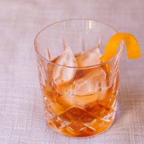 There are several non-alcoholic bourbons and whiskies which can work well in this New Old Fashioned.